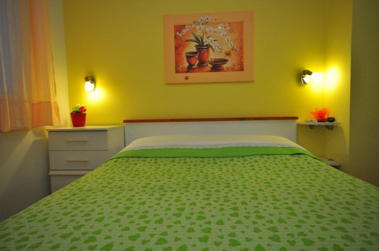 Ferienwohnung Tri Palme Prvic Sepurine Exterior foto
