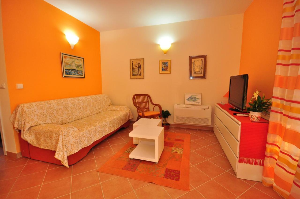 Ferienwohnung Tri Palme Prvic Sepurine Exterior foto